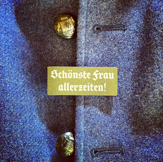 Volksfest- / Trachtenstecker "Schönste Frau allerzeiten!" (oliv / weiß)