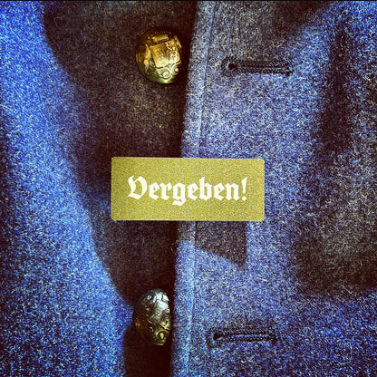 Volksfest- / Trachtenanstecker "Vergeben!" (oliv / weiß)