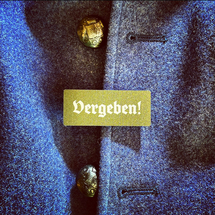 Volksfest- / Trachtenanstecker "Vergeben!" (oliv / weiß)