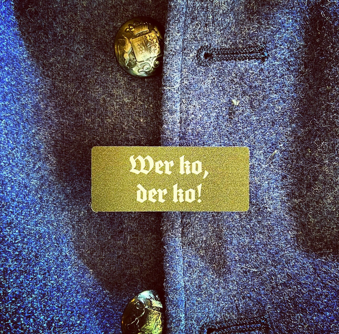 Volksfest- / Trachtenanstecker "Wer ko der ko" (oliv / weiß)