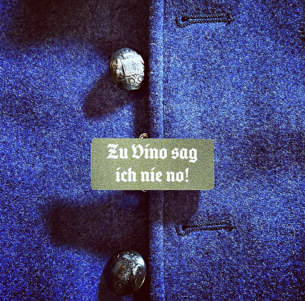 Volksfest- / Trachtenanstecker "Zu Vino sag ich nie no" (oliv / weiß)
