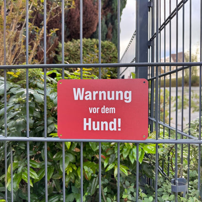 Warnschild „Warnung vor dem Hund!“ weinrot