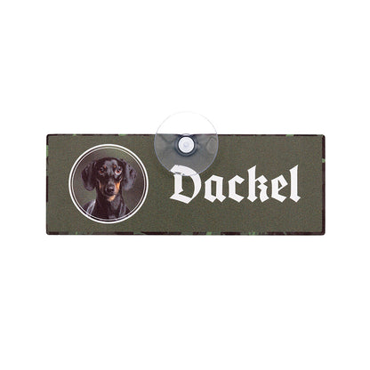 Hochwertiges Auto-Dackel-Schild mit Kurzhaardackel Motiv und Saugnapf für die Scheibe aus Aluverbundmaterial, Made in Germany